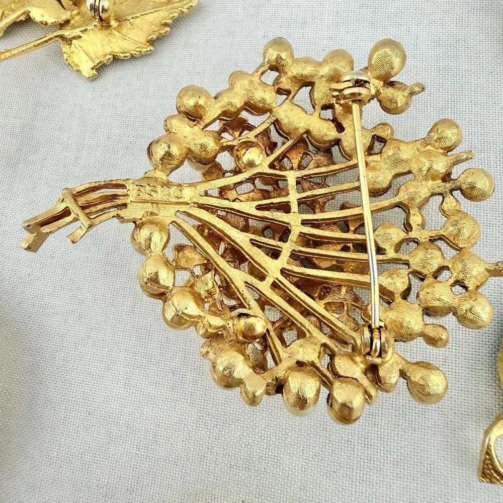 Vintage Brooch Lot Trifari BSK Gold Tone‎ Pearl Enamel Flower Leaf Cluster Green